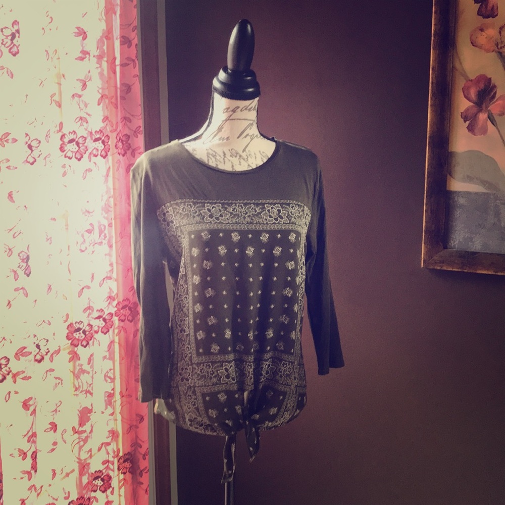 Cute top that ties at the bottom.